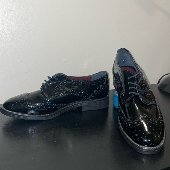 Line A Zeta Black patent leather wing tip shoes.  Size 37/6.5. - Picture 1 of 11